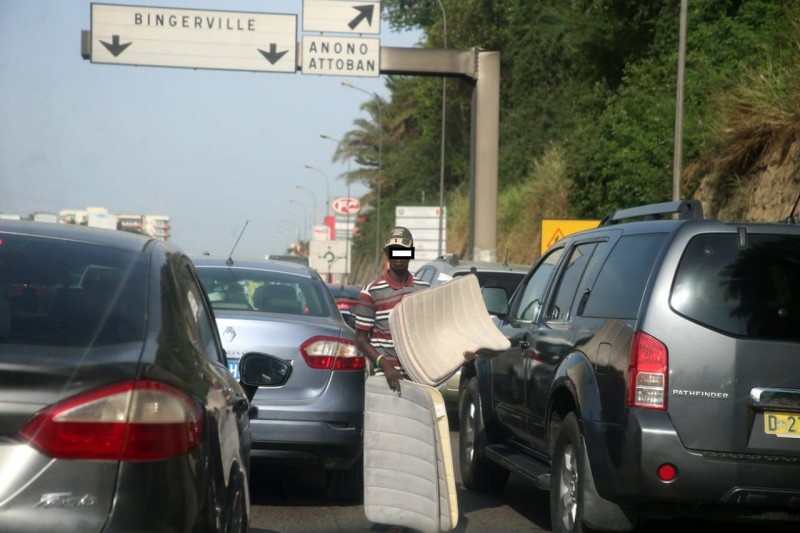Les marchands ambulants foulent au pied...