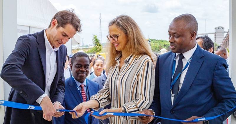 Romain Bia, Ceo de Bia Group et l’ambassadrice du royaume de Belgique, Carole van Eyll, ont procédé à la coupure du ruban symbolique. (Ph: Dr)