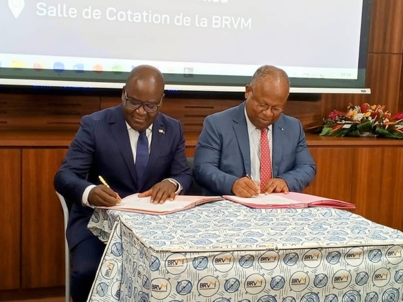Le directeur général de la Brvm, Dr Edoh Kossi Amenopunvé (à gauche) et le directeur général de Africa 50, Alain Ebibossé, paraphant le document symbolisant leur union. (Franck YEO)
