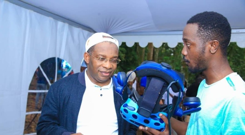 Le ministre Siandou Fofana à l'écoute d'un passionné de jeu