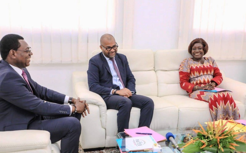 La ministre Mariatou Koné, le représentant résident de l’UNESCO en Côte d’Ivoire, M. Oumar Diop et M. Jean Bosco Ky, chef du secteur Éducation et team leader du bureau UNESCO d’Abidjan.