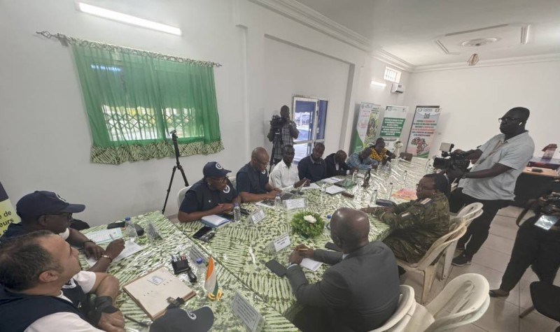 La cérémonie a vu la participation d’acteurs clés tels que le Colonel Blé Tanhoé, Commandant de l’École Militaire Préparatoire Technique (EMPT) et point focal du CIRPES, la Colonel Kouassi Roseline, cheffe du Bureau du Droit International Humanitaire à l’État-major des Armées