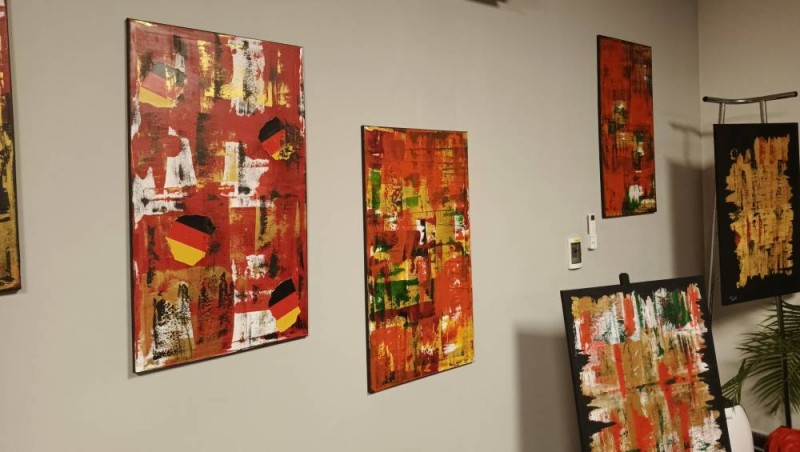 Des toiles de Mme Veltin sur les cimaises de la résidence (Ph: Salif D. CHEICKNA)