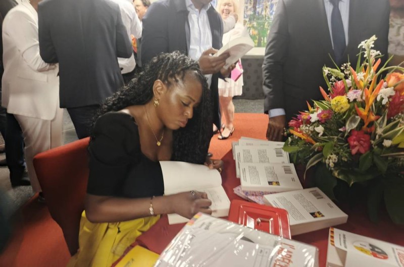 Mme Bienvenue Angui en pleine dédicace (Ph: Salif D. CHEICKNA)