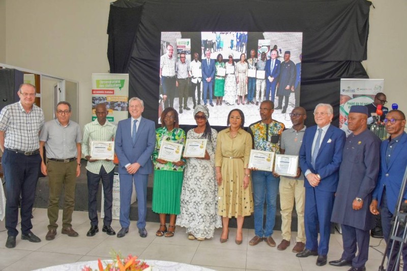 Remise de certificats d'adhésion aux différentes écoles pionnières du Réseau des leaders juniors du Tri. (Ph: Dr)