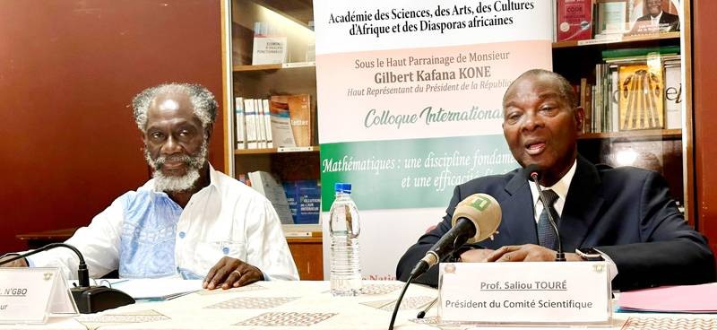 Le Prof. Saliou Touré (à droite), président du comité scientifique et le Prof. Aké N’Gbo, président de l’Ascad et coordonnateur du colloque ont co-animé la conférence presse. (Ph: Dr)