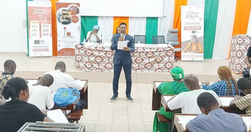 d’Abidjan ont reçu des primes en numéraire. (DR)
L’animateur vedette Cheick Yvhane s’est prêté à l’exercice de la lecture de la dictée lors de la présélection d’Abidjan. (Ph: Dr)
