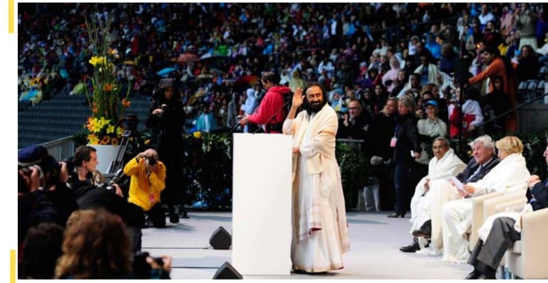 Le maître spirituel Gurudev Sri Sri Ravi Shankar face aux participants. (Dr)