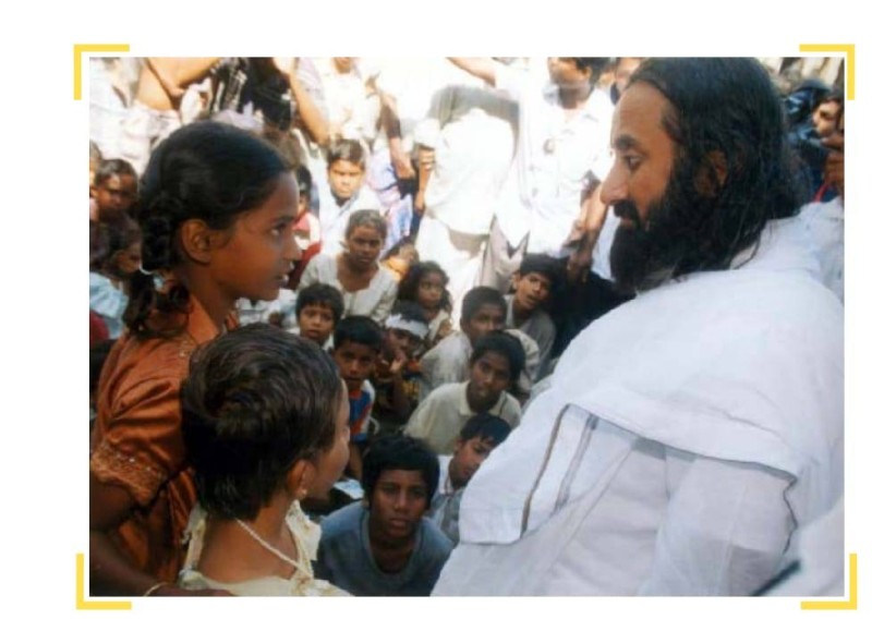 Le maître spirituel Gurudev Sri Sri Ravi Shankar très proche de la population. (dr)