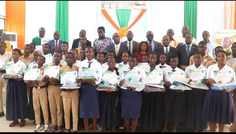 A l'initiative de la Société mathématique de Côte d'Ivoire présidée par le Pr. Saliou Touré, les meilleurs de la région ont reçu leurs distinctions.