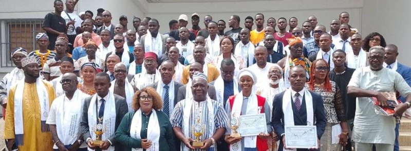 Photo de groupe des organisateurs et lauréats appelant à des élections apaisées en octobre 2025.