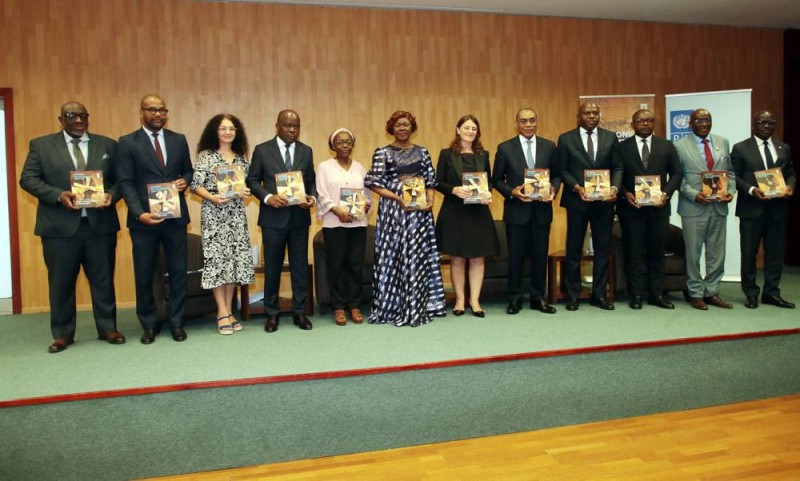 Les ministres et autorités étatiques présents à la cérémonie ont reçu chacun, un exemplaire du rapport sur le développement humain 2025. (Photo Sébastien Kouassi).