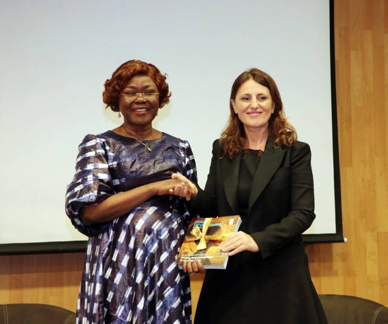 La ministre Nialé Kaba reçoit un exemplaire du rapport des mains de Blerta CELA Représentante Résidente du PNUD en Côte d'Ivoire (Photo Sébastien Kouassi).