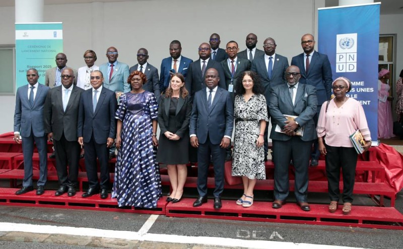 Les ministres et autorités étatiques présents à la cérémonie ont reçu, chacun, un exemplaire du rapport sur le développement humain 2025. (Photo Sébastien Kouassi).