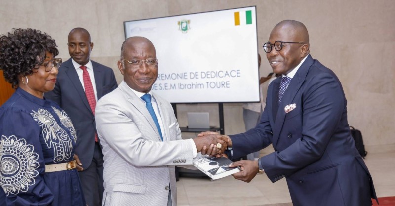 S.E.M. Léon Kacou ADOM, Ministre des Affaires Étrangères et son collaborateur, l’Ambassadeur Ibrahim TOURE.
