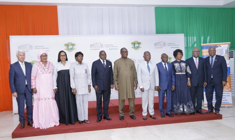 Photo de famille autour de l’auteur : autorités gouvernementales, diplomates et invités réunis pour célébrer la littérature.