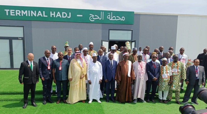 Une photo 8 de famille devnant l'accès du Terminal Hadj au tarmac (Ph : Salif D. CHEICKNA)