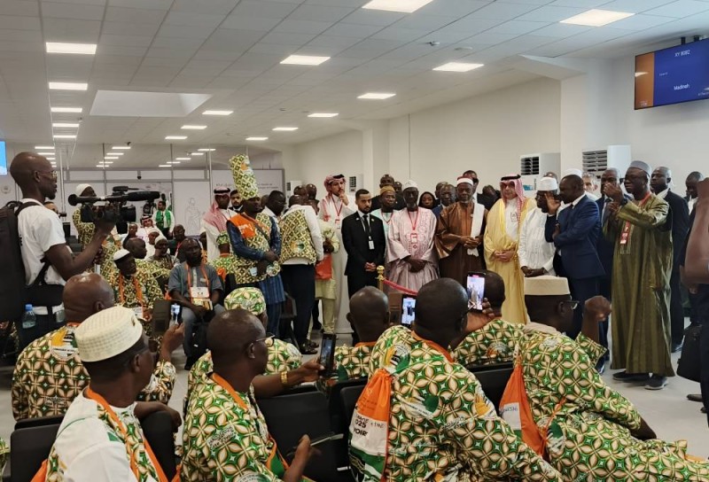 Le ministre Vagondo Diomandé s'adressant aux pèlérins du premier contingent étatique qui vont fouler le sol saoudien (Ph : Salif D. CHEICKNA)
