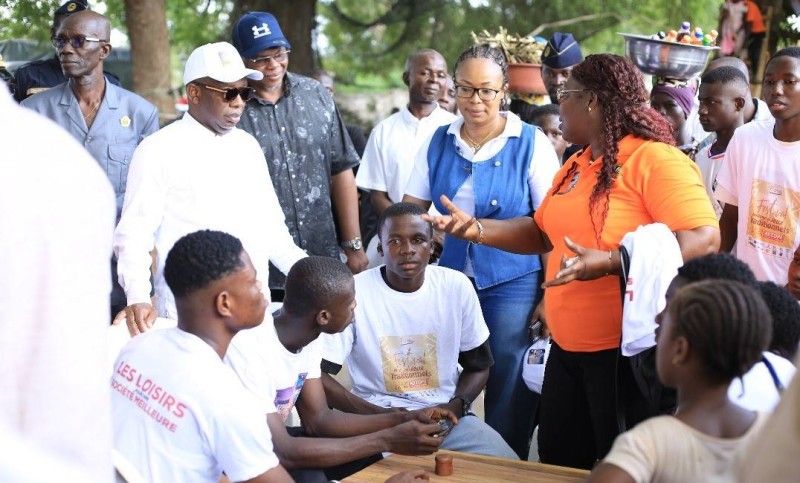 Siandou Fofana, ministre du Tourisme et des Loisirs et la Dg des Loisirs Isabelle Anoh se font expliquer ici un jeu
