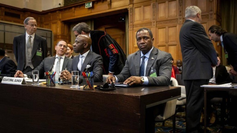 [Image d'archives] L'ambassadeur de Guinée équatoriale en France, Carmelo Nvono Nca (2e à droite), et le ministre des Mines et des hydrocarbures de Guinée équatoriale, Domingo Mba Esono (premier à droite), assistant au début des audiences entre le Gabon et la Guinée équatoriale sur la souveraineté sur une chaîne d'îles potentiellement riches en pétrole, à la CIJ à La Haye, le 30 septembre 2024. AFP - KOEN VAN WEEL