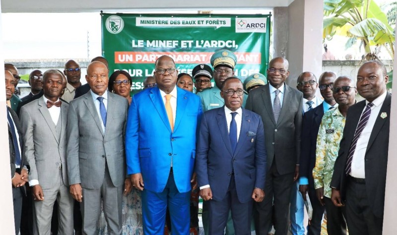 Photo de famille après la rencontre