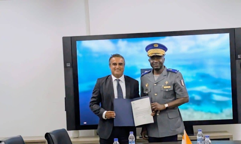 M. Junaid Munir, Chargé d’Affaires de l’ambassade des États-Unis en Côte d’Ivoire, remettant le Certificat d’Appréciation au Général Ousmane Yéo.