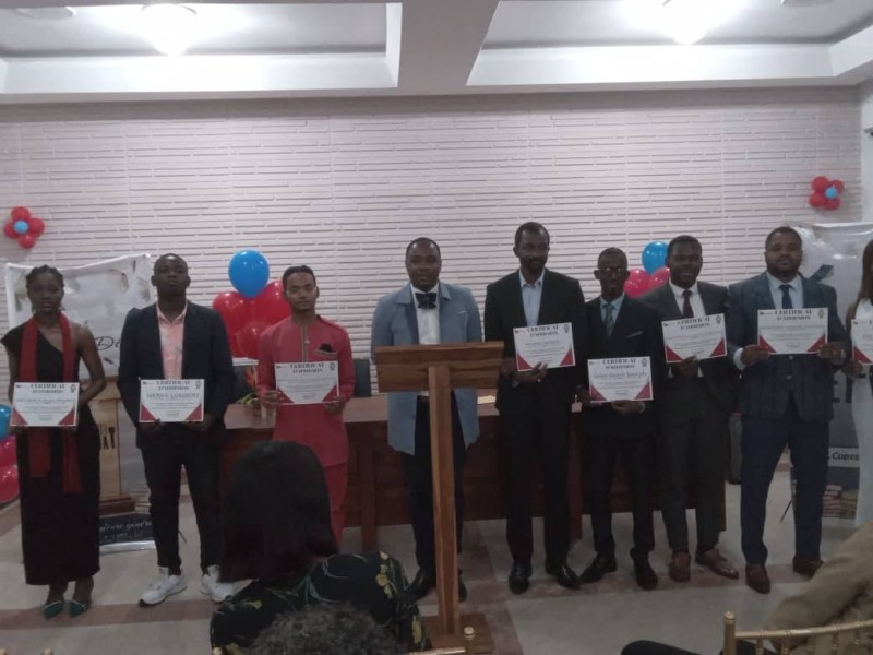 Les premiers membres du club officiellement honorés (Photo Bavane)