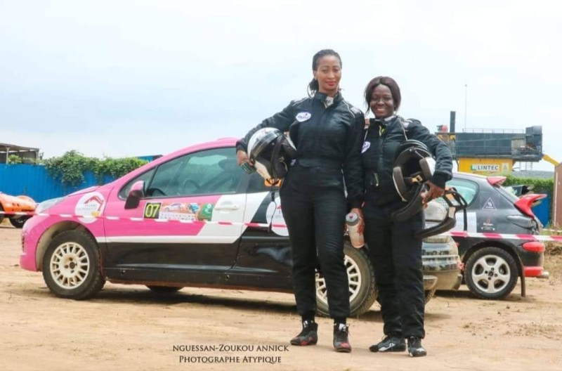 Carole Roinet et sa co-pilote Kouassi Lenoir sont prêtes à arpenter les pistes de Yamoussoukro. (Ph: Dr)