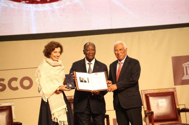 Antonio Da Costa recevant son Prix des mains du Président Ouattara et la Dg de l'Unesco
