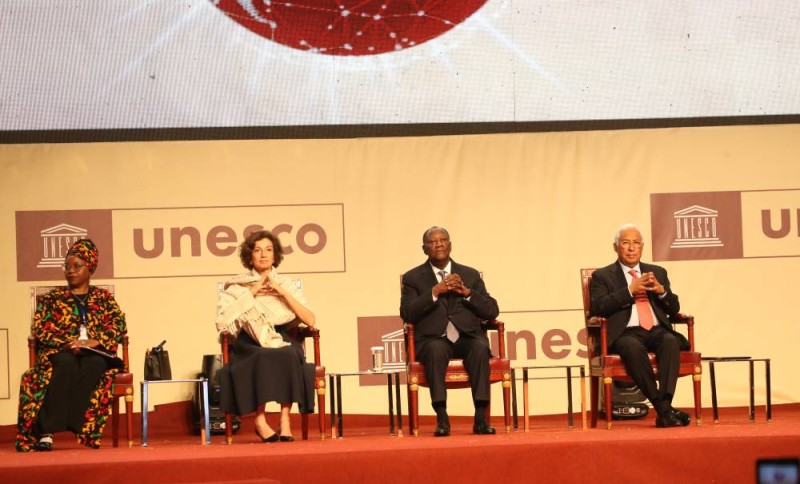 De gauche à droite: Sonia Viveros, Audrey Azoulay, Alassane Ouattara et Antonio Da Costa