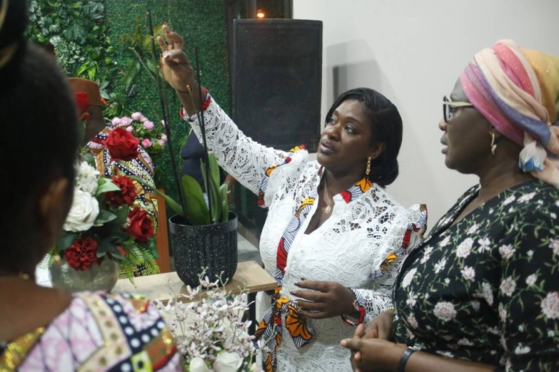 Charlotte N'Doumi explique la beauté des fleurs (DR)