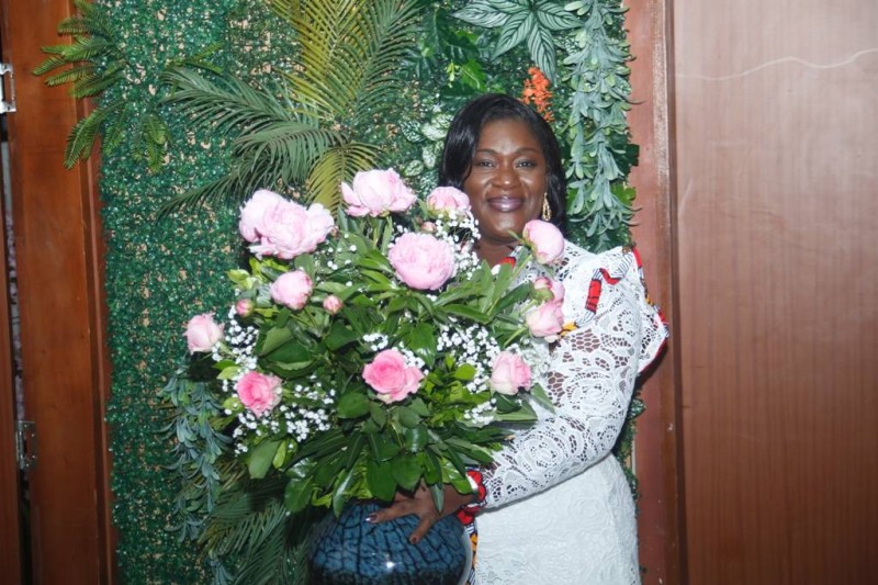 Charlotte N'Doumi dans son univers de fleurs où le silence de la beauté fait sentir un parfum de bonheur. (Ph: Dr)