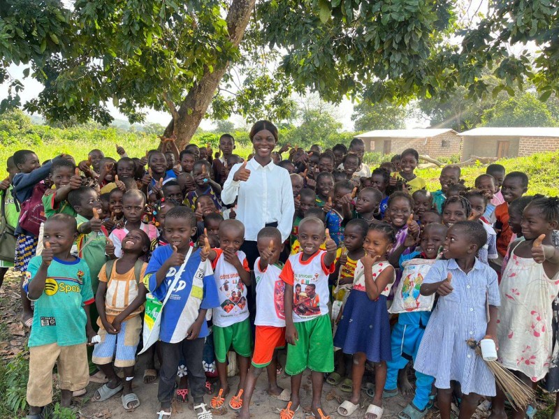La fondatrice de l'Ong, Dogore Yakou, était à Gouetifla de Vavoua, pour doter les élèves du primaire de tenues scolaires." (Photo. Dr)