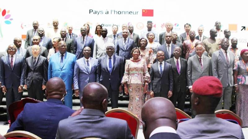 La photo de famille après l'ouverture du SARA. (Ph: Joséphine Kouadio)