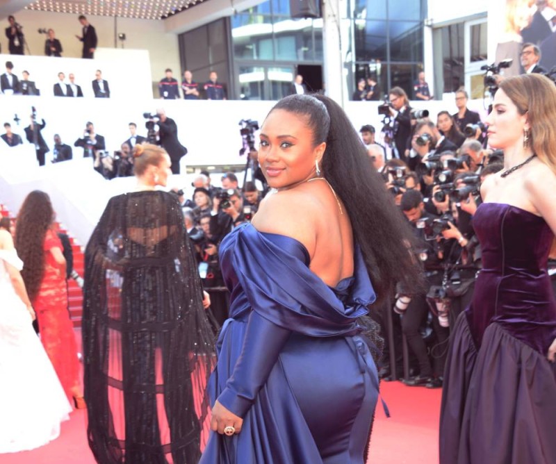 C2aCynthia Nassardine dans une création signée Paul-Laurain K., jeune figure montante de la couture ivoirienne. Cannes 2025