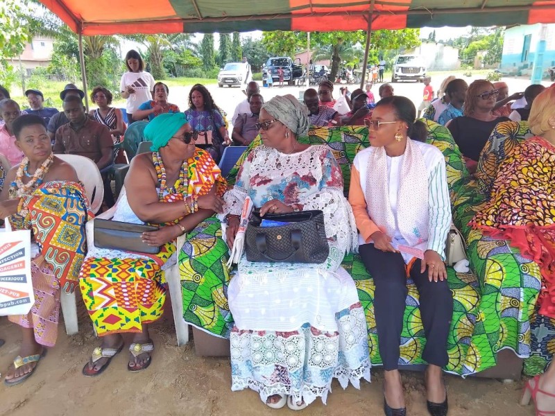 La Reine-mère de Nouamou échange ici avec l'un de ses partenaires, Mme Touré Mandjalé, présidente de l'Ong Asoded. (Ph: Dr)