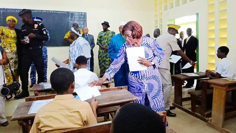 La ministre Mariatou Koné distribuant des copies aux candidats qui affrontent le BEPC. (Ph: Dr)