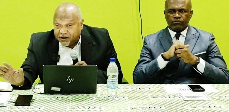 Le Professeur Abdourahamane Sangaré (à gauche), directeur général du CNRA, a appelé à financer de façon pérenne la recherche scientifique agricole. (Ph: Dr)