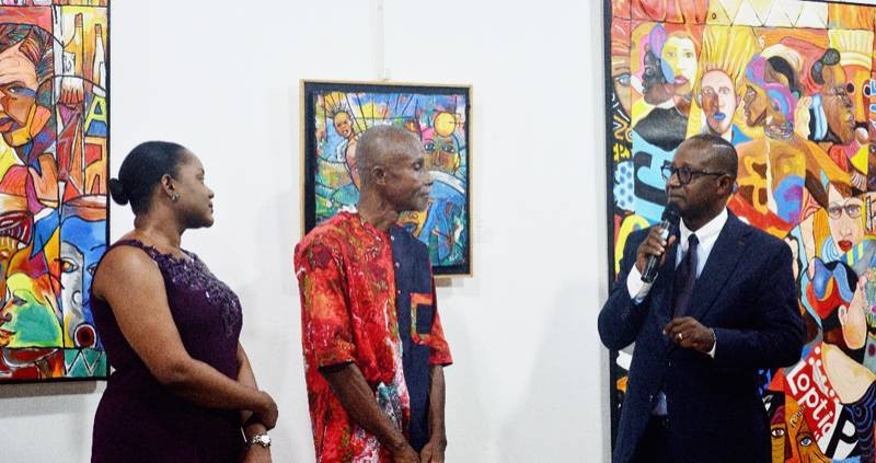 Le parrain de l'exposition, Alexandre Kouadio (micro en main), a exprimé son admiration à l'artiste. (Ph: Dr)