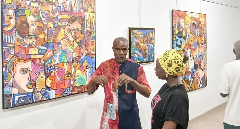 L’auteur de l’exposition, Aboli Kann (à gauche), a échangé avec les visiteurs lors du vernissage. (Ph: Dr)