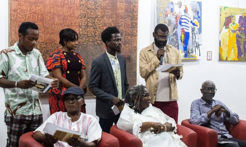 A la Galerie Houkami Guyzagn, à Abidjan, le 17 avril 2025 au vernissage de l’exposition collective intitulée « L’Histoire continue », les précurseurs du Vohou vohou : Théodore Koudougnon, Mathilde Moro et Youssouf Bath, accompagnés de jeunes artistes Alia, Isidore Koffi et Gnohité.