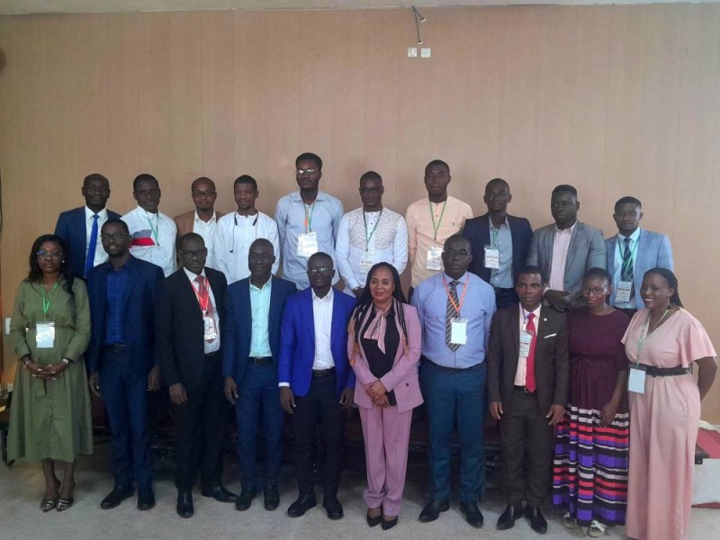 Pr. Mawa Koné (en rose), directrice générale de Lanema a procédé a l'installation de
Ahmed Ouattara (au centre en bleu et blanc), officiellement investi à la tête du nouveau bureau de l’Amc, entouré de son équipe.
