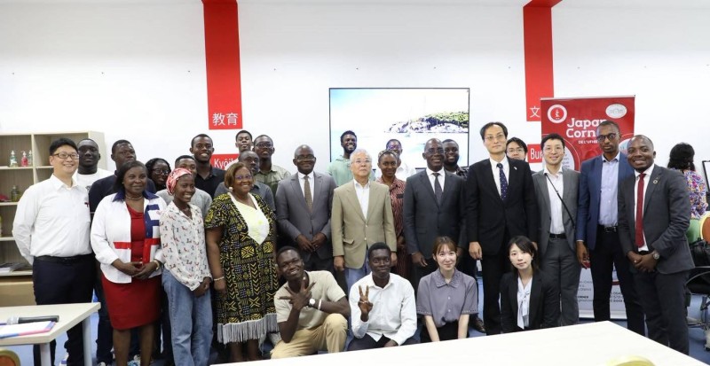 Photo de famille à l’issue de la visite du Japan Corner : le ministre délégué auprès du ministre des Finances du Japon, M. YOKOYAMA Shinichi, entouré du président de l’UFHB, Prof. BALLO Zié, du Prof. AHOURE Alban, des membres de l’Ambassade du Japon en Côte d