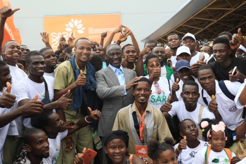 Le président de l'Assemblée nationale, Adama Bictogo, en compagnie de plusieurs jeunes. (Ph: Julien Monsan)