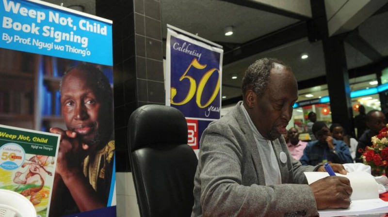 L'écrivain Ngugi wa Thiong'o lors d'une séance de dédicace à Nairobi, le 13 juin 2015. © Tony Karumba / AFP