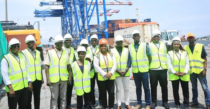 Une photo de famille des responsables et des journalistes après la visite des infrastructures. (Ph: Dr)