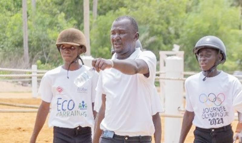 Le premier chef de piste de la Fédération ivoirienne d’équitation, Hassane Ouédraogo (au premier plan). (Ph: Dr)