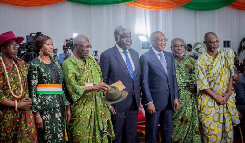 Le 1er ministre, Dr Beugré Mmabé et le ministre de la Justice, Sansan Kambilé (en costume)