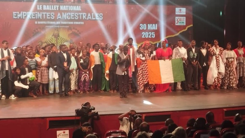 La troupe de Geoges Momboye salue le public après la prestation de 2 heures. (Ph: Dr)