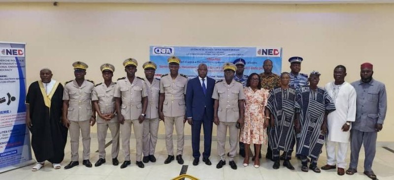 Photo de famille des participants à l’atelier de renforcement des capacités sur la veille citoyenne et la communication de crise, tenu à Korhogo les 30 et 31 mai 2025.